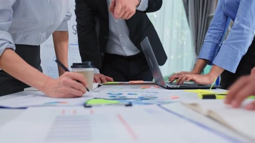 Gros plan d'une réunion de groupe de gens d'affaires au bureau. Homme et femme réfléchissent et travaillent en équipe