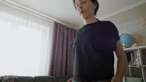 Mujer haciendo ejercicio en casa