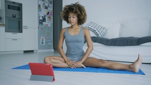 mujer joven, entrenamiento, en casa, con, tableta