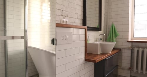 Modernes weißes Badezimmer