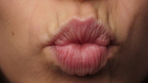 Baiser soufflant la bouche