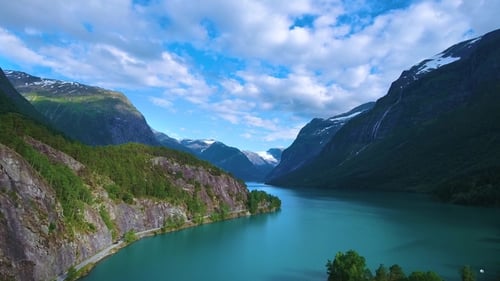 Lago Lovatnet en la hermosa naturaleza de Noruega