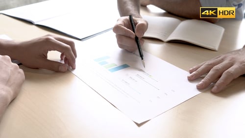 Equipe de negócios analisando o plano de negócios