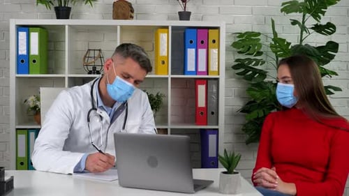 Trabajador médico con bata blanca hablar escuchar al cliente escribe los síntomas en un cuaderno