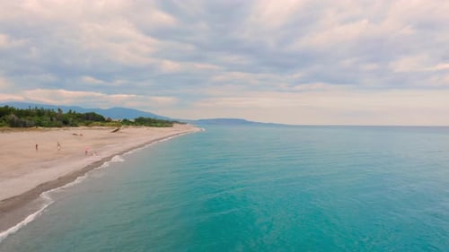 Playa cerca del océano en calma