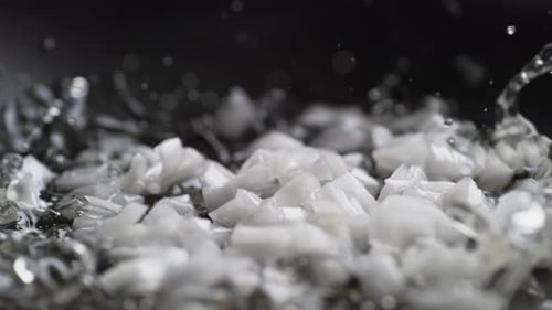 Mettre l'oignon haché sur une poêle antiadhésive chauffée. Ralenti.