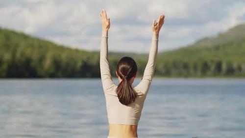 Vista traseira da mulher praticando meditação de ioga na natureza