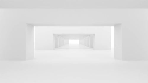Bewegung entlang eines weißen Korridors mit Säulen.