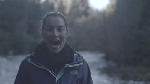 Foto
de estilo de vida de una mujer joven en la naturaleza.