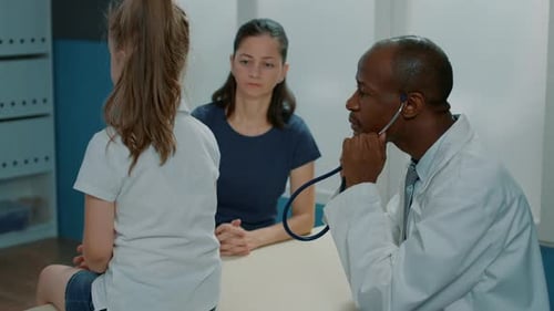 Médico que usa estetoscopio en un niño para medir los latidos del corazón