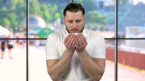 Retrato de un hombre fuerte estornudando con sangre