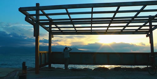 Hombre cerca de la playa