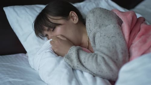 La mujer tiene fiebre y tos