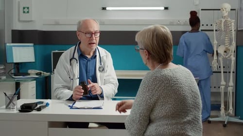 Especialista médico que administra tratamiento de enfermedades con receta médica