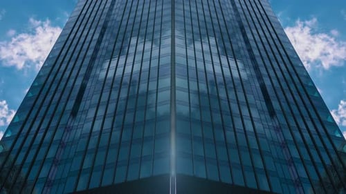 Timelapse Moderno Arranha-céu Superfície de Vidro Edifício Alto Escritório Céu Azul e Nuvens Movendo-se Rápido