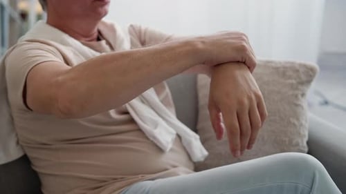 Tratamiento de salud casual para hombres mayores con enfermedades articulares