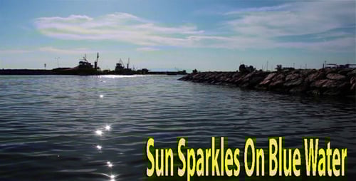 Sonne funkelt auf blauem Wasser