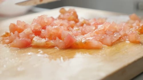 Couper les tomates en petits morceaux et les disposer avec un couteau en gros plan 4K 2160p UltraHD - Fre