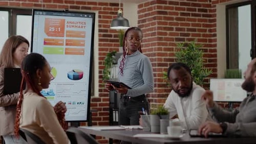 Apresentação da equipe diversificada de mulheres fazendo negócios