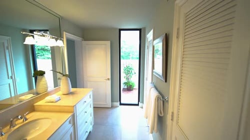 Betreten des Badezimmers