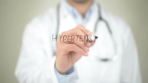 Hipertensión, escritura del médico en pantalla transparente