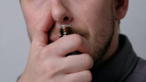 Derramamento de óleo essencial de aromaterapia