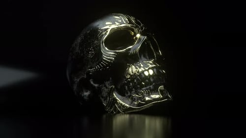 Crâne humain avec accents dorés en gros plan