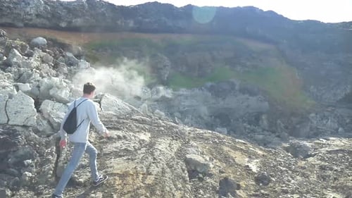 Persona caminando en el paisaje de Vulcano en Islandia