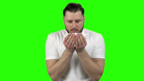 Retrato de un joven sonándose la nariz con sangre