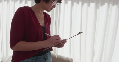 Mujer caminando en casa