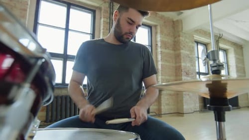 Tambor tocando música no estúdio