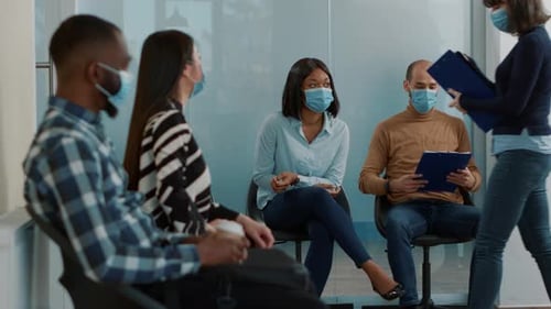 Empleado de recursos humanos que entrega archivos de currículum a diversos grupos