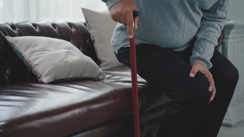 Adulto sênior com dores graves nas pernas e joelhos 07