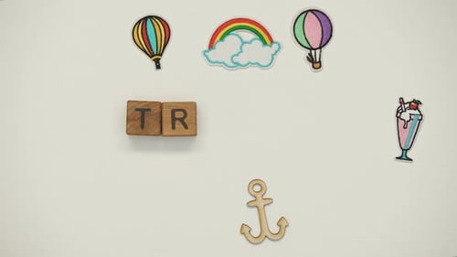 Palavra de viagem em cubos de madeira, Agência de turismo, Obtendo nova impressão, Stop Motion