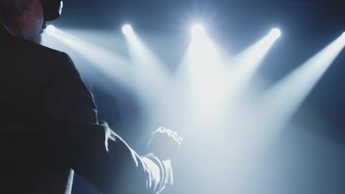 Presentador en el escenario poniéndose gafas de realidad virtual