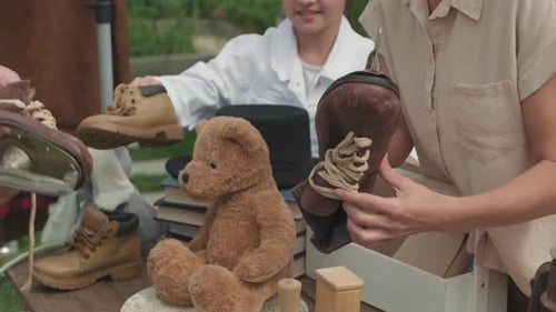 Família procurando itens na venda de garagem