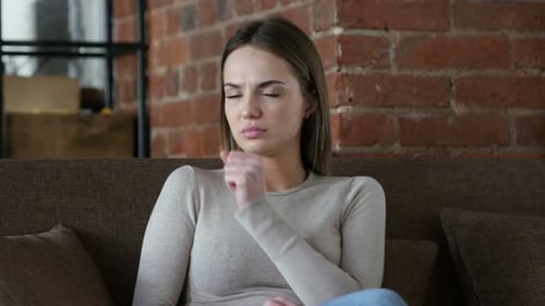 Chica enferma tosiendo, mujer con infección de garganta