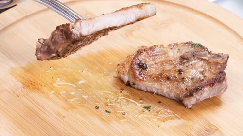 Côtelette de porc cuite coupée