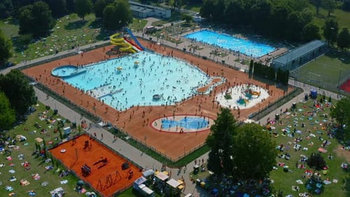 Vista aérea da piscina ao ar livre na cidade