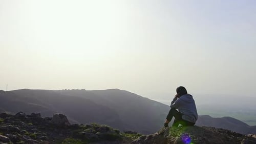 Persona femenina en cámara lenta, soñadora y reflexiva por naturaleza