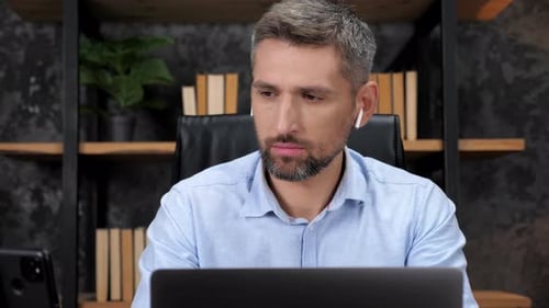 Un corredor de bolsa multitarea que utiliza un teléfono inteligente, una computadora portátil y una tableta