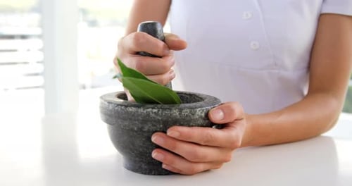 Vista aproximada da terapeuta que prepara uma mistura