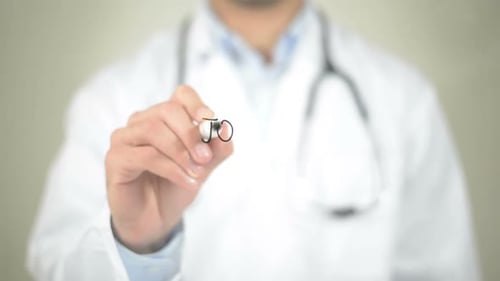 Dolor en las articulaciones, escrito por el médico en una pantalla transparente