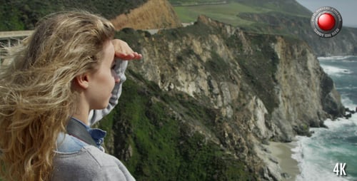 Chica mirando a lo lejos