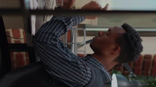 Vídeo vertical frustrado pessoa que não consegue fazer projeto executivo antes do prazo de trabalho