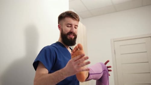 Fisioterapia, rehabilitación, manipulación de la rodilla del paciente