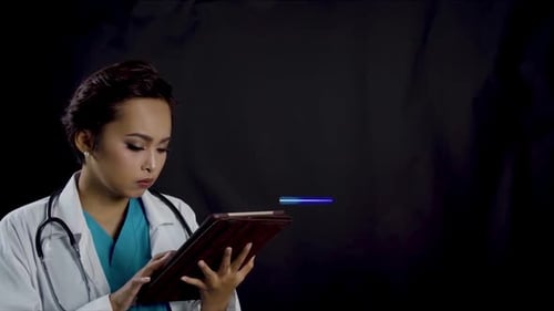 La doctora o enfermera mira su tableta para ver un ECG o una lectura de electrocardiograma que también es