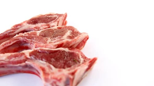 Trois côtelettes de bœuf sur fond blanc