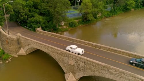 Velho carro Rolls Royce clássico em uma ponte