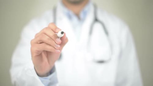 Ébola, médico escribiendo en pantalla transparente